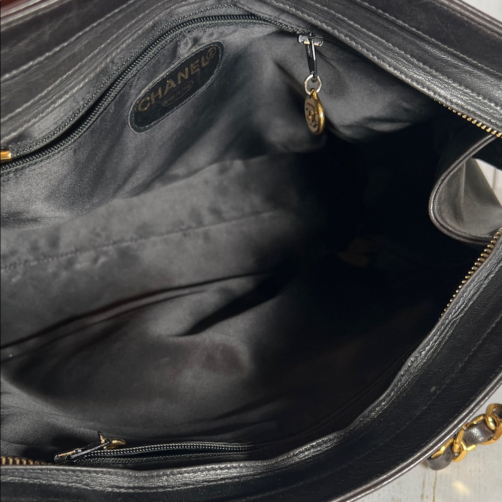 CHANEL • Authentic Vintage Shoulder Bag - Picture 6 of 12